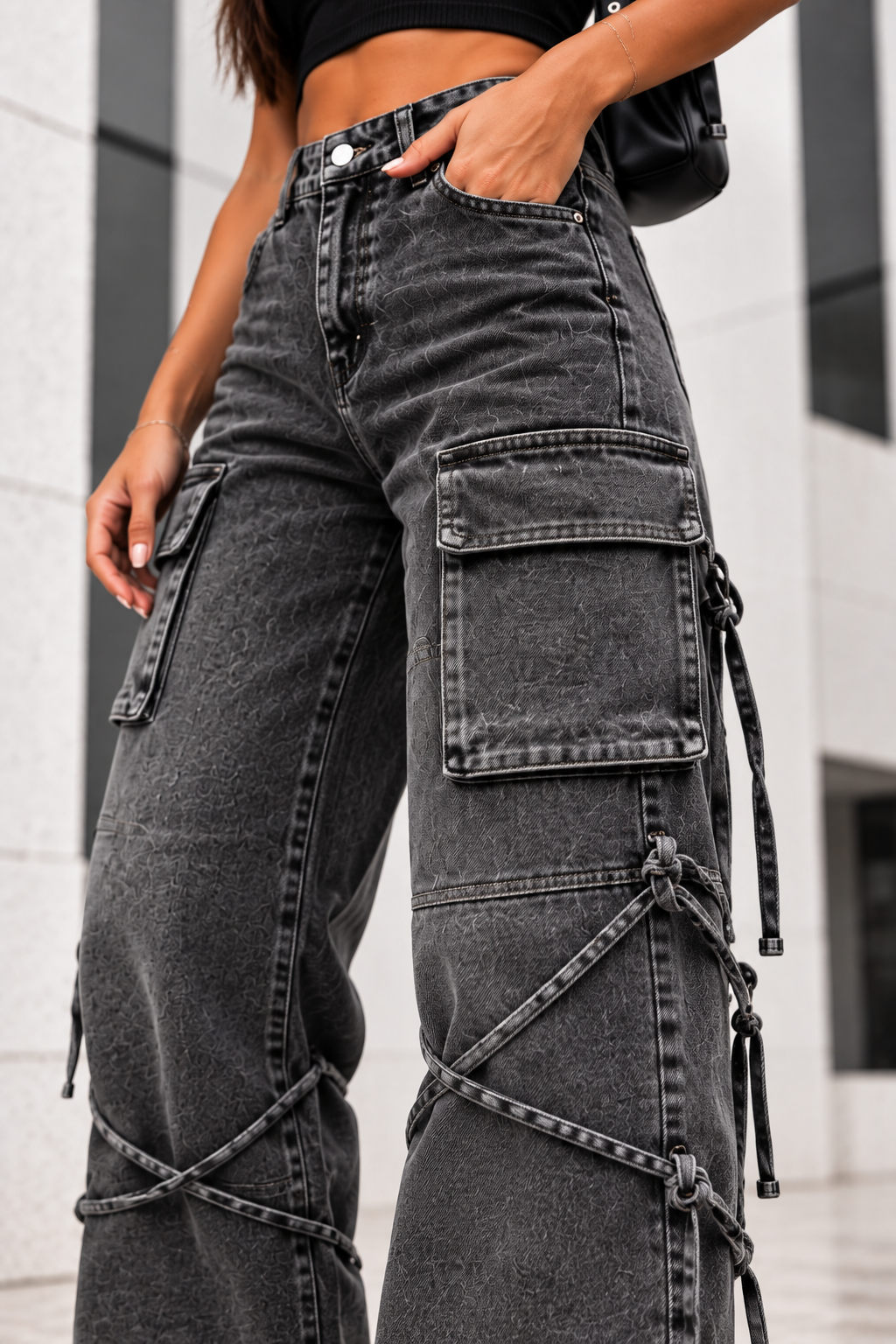 Jeans cargo donna grigio nero dettaglio tasca e laccetti